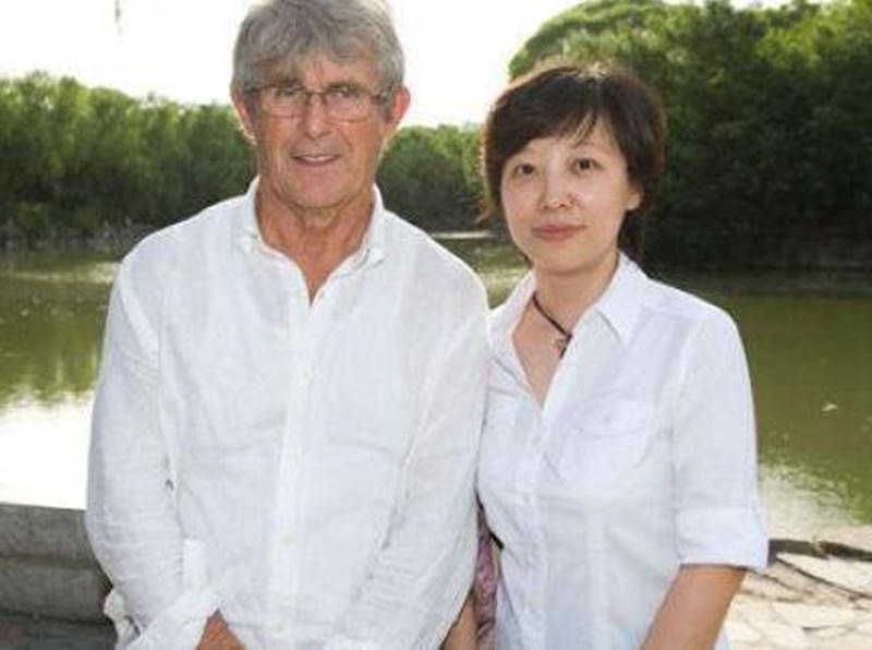 小新一家往冲绳观光，原本是普通的一天，但是小新的宠物小白却俄然沾上了一枚威力壮大的炸弹！这个炸弹是被奇特的外星生物“屁股星人”遗留下来的，其气力足以毁失落全部地球。全球65亿人的注重力都集中在了一只小狗身上！面临来自宇宙监督中间和美男可骇团体白黑两道对小白的争取，小新自告奋勇誓死庇护小白！